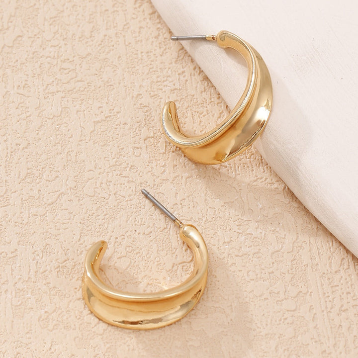 Ladies' earrings in curved, modern design Nin Boutique