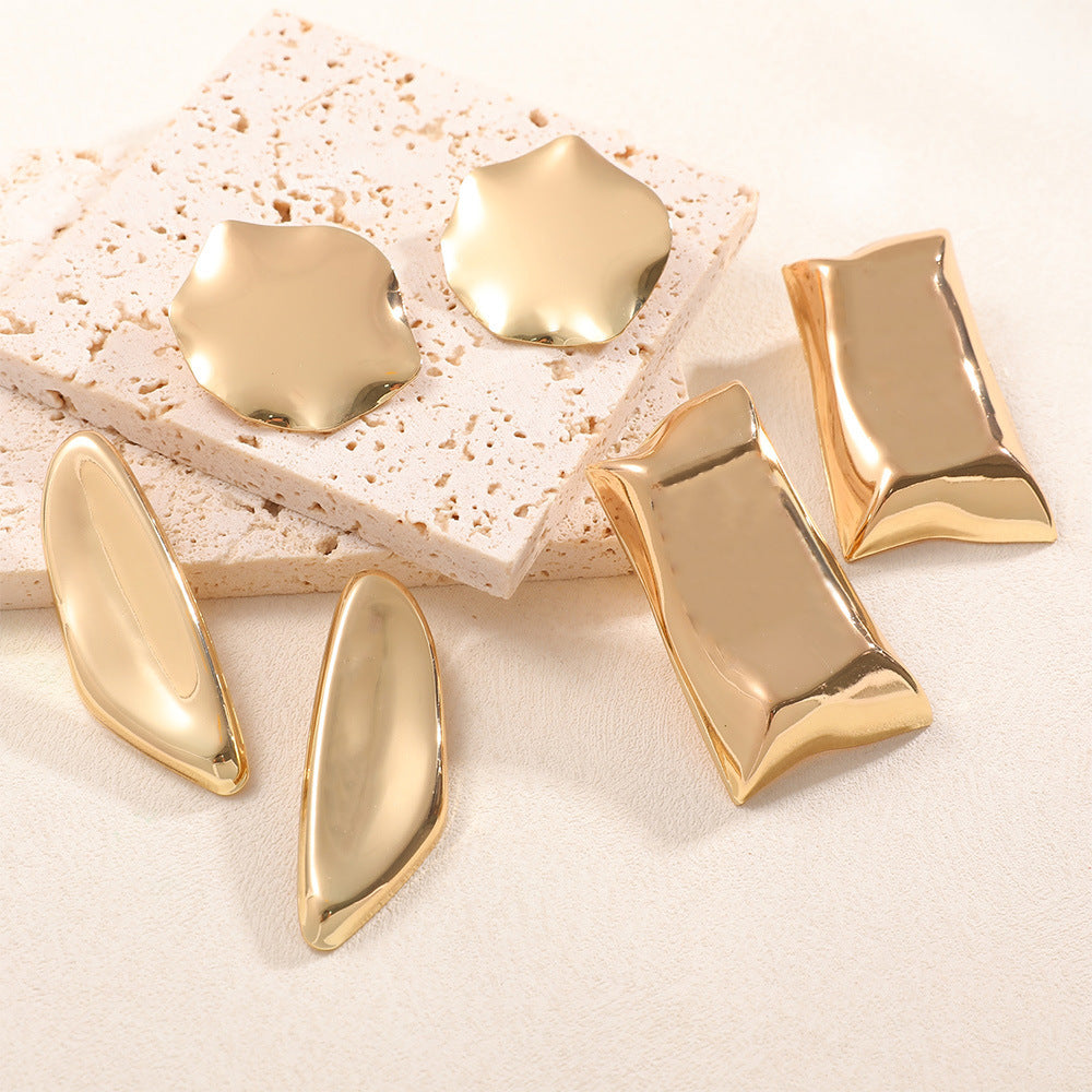 Ladies earrings with luxurious, curved design Nin Boutique