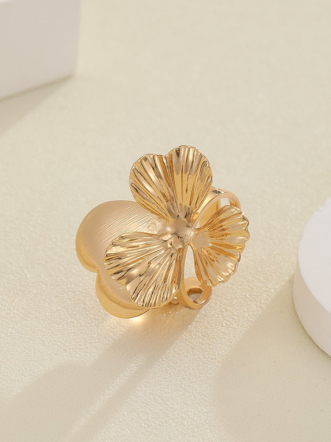 Women's ring with elaborate shell and bow motif Nin Boutique