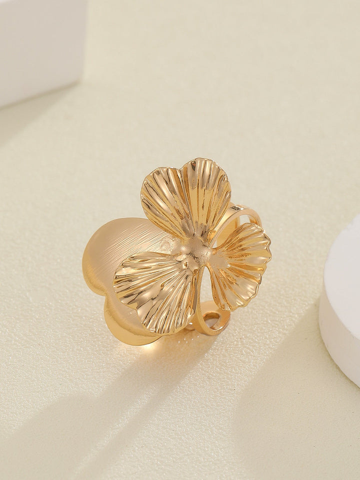 Women's ring with elaborate shell and bow motif Nin Boutique