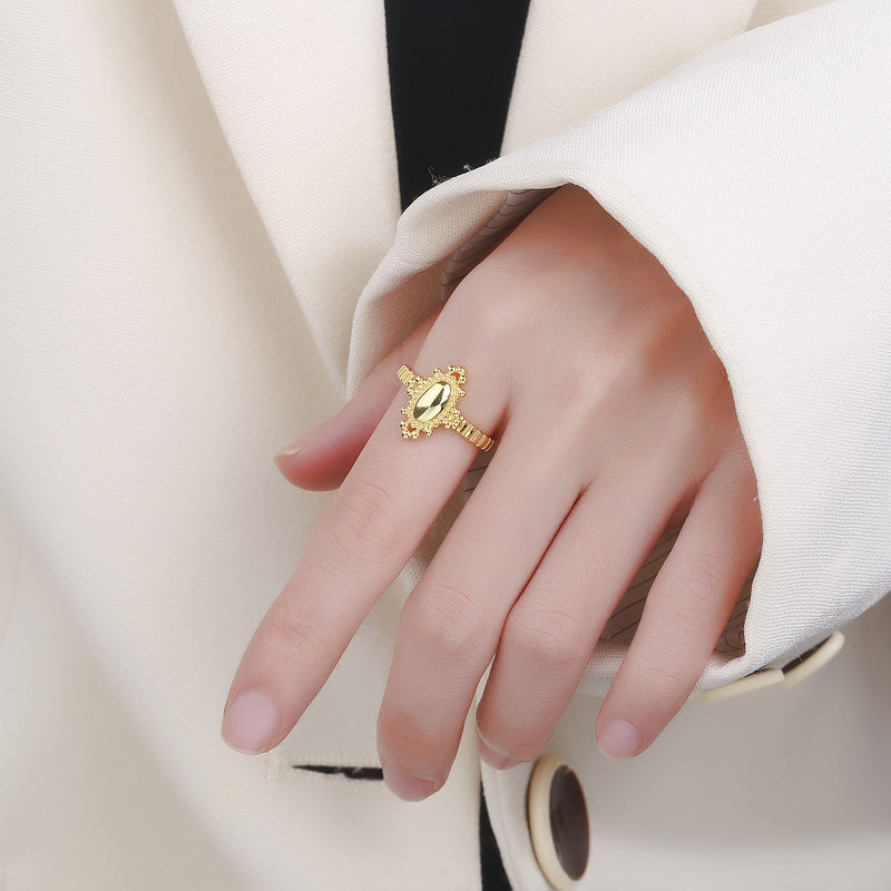 Women fashionable ring with extravagant gold design Nin Boutique