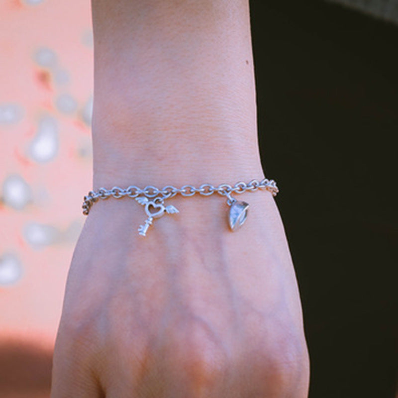 Women's ankle bracelet with heart-shaped charms and playful design Nin Boutique
