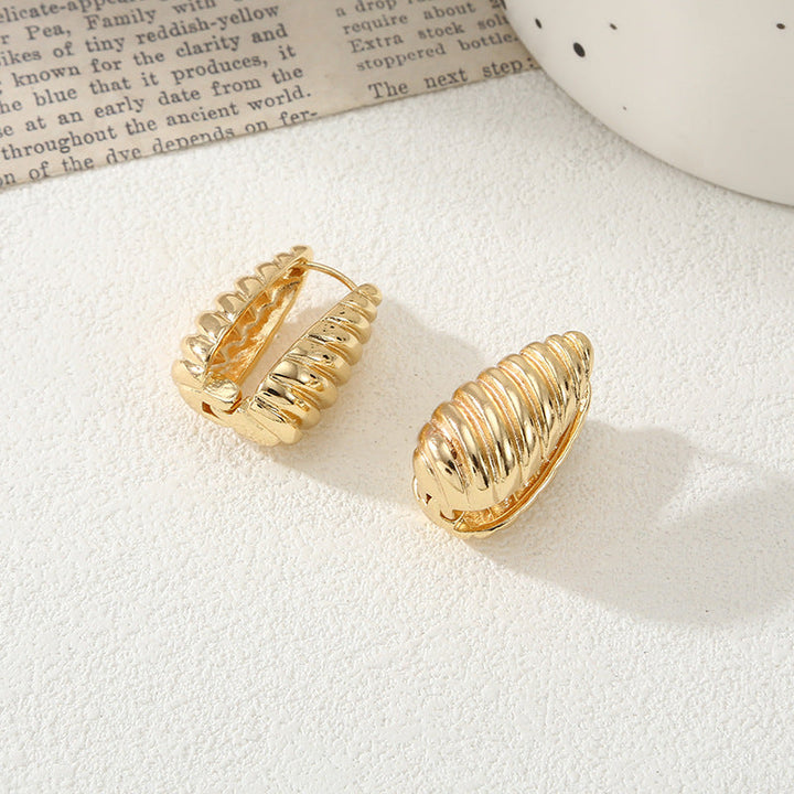 Women's stud earrings in luxurious gold design Nin Boutique