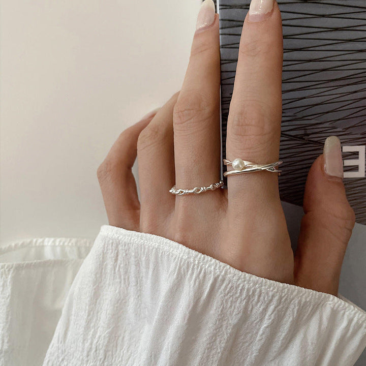 Women's ring with curved design and delicate pearl Nin Boutique