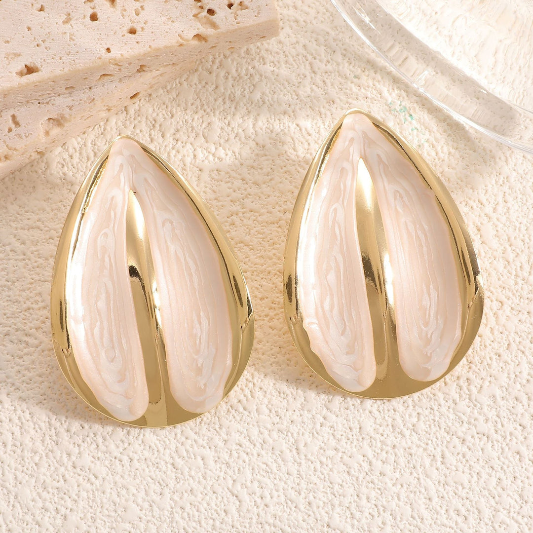 Ladies' earrings with elegant shell design Nin Boutique