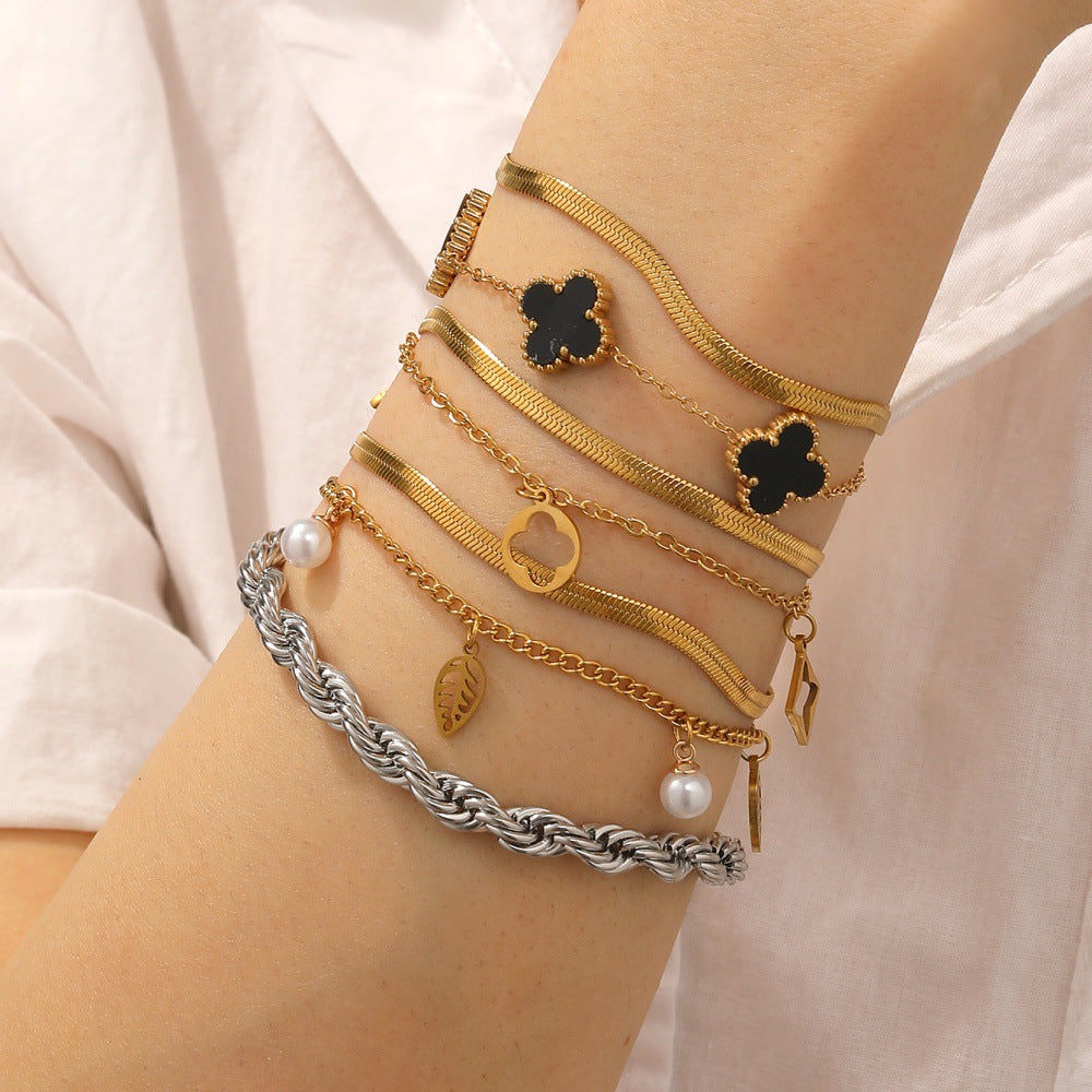 Ladies bracelet with filigree leaf design and pearls Nin Boutique