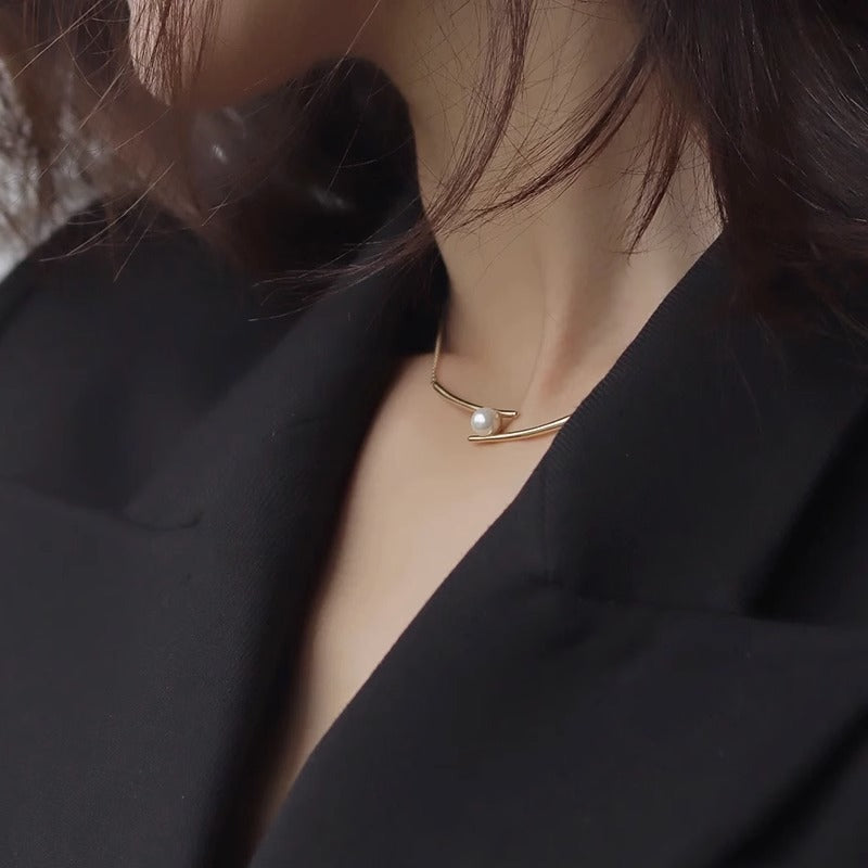 Women’s necklace with stylish minimalist design and elegant pearl Nin Boutique