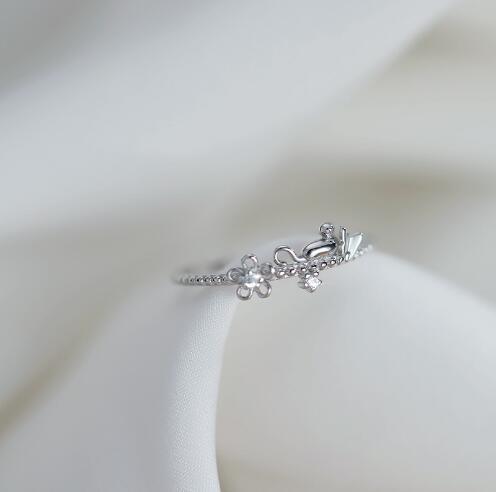 Women's ring with floral detail and sparkling accents Nin Boutique