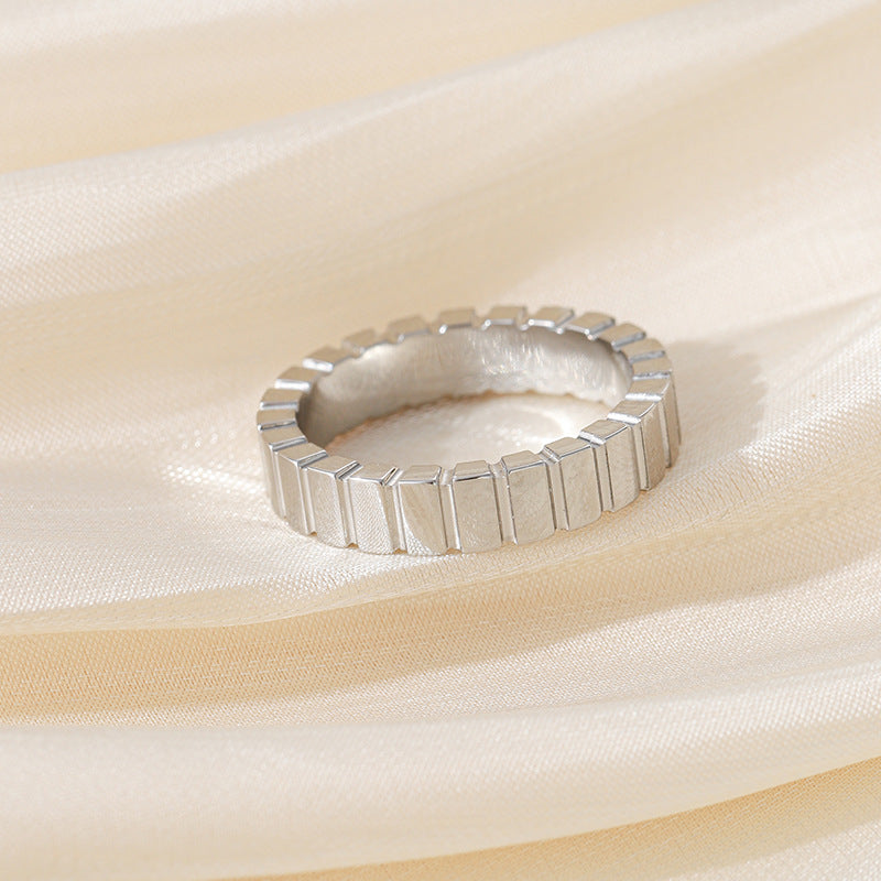 Women's ring with textured edge design Nin Boutique