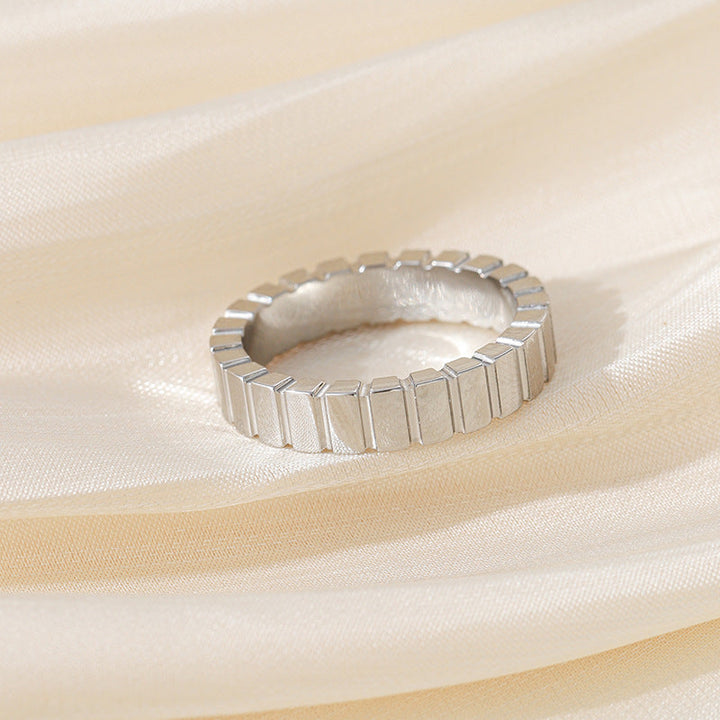 Women's ring with textured edge design Nin Boutique