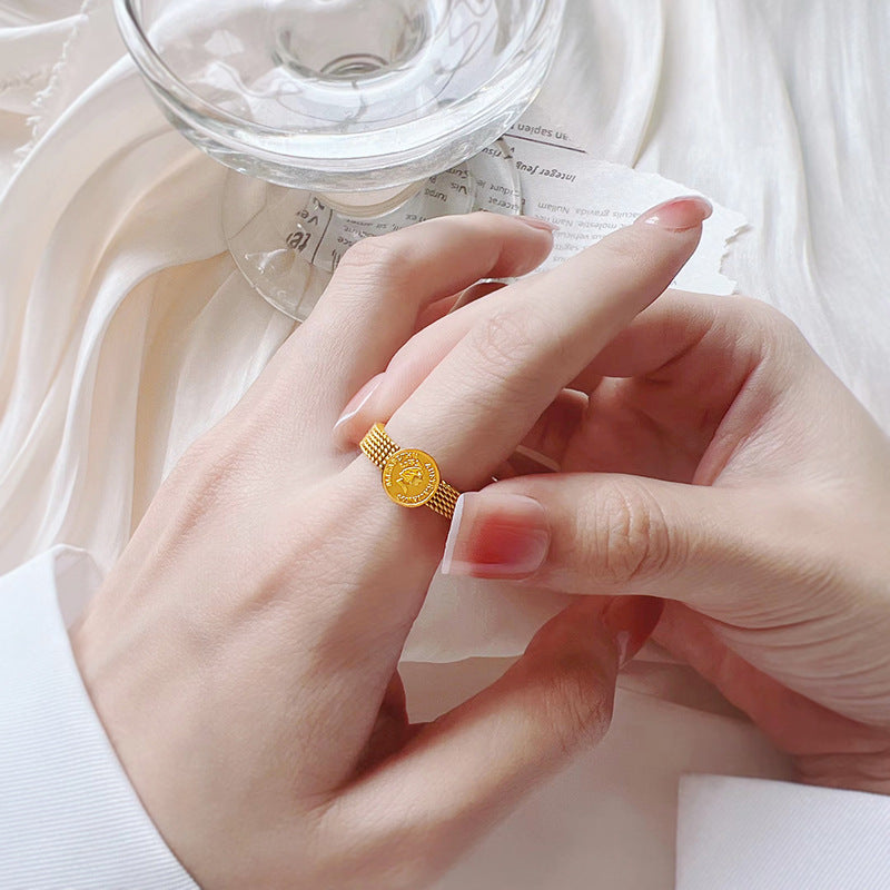 Women's ring with prominent coin design and net-like band Nin Boutique