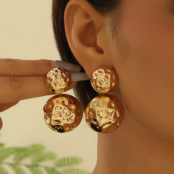 Women earrings in modern sculptural design Nin Boutique