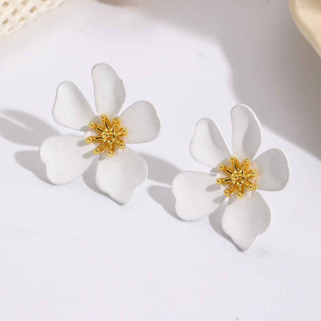 Women's earrings in floral design with shiny golden accent Nin Boutique