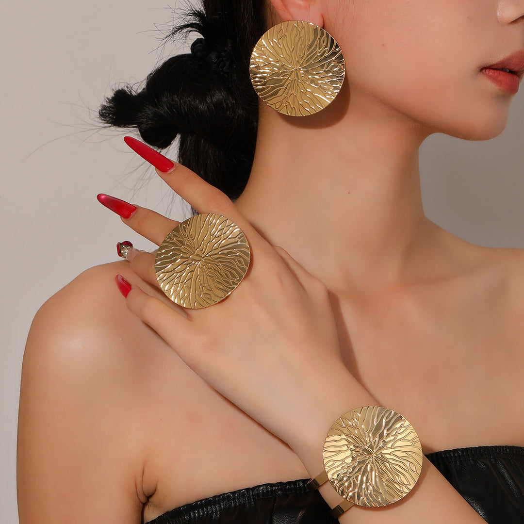 Ladies cuff bracelet with luxurious relief design Nin Boutique