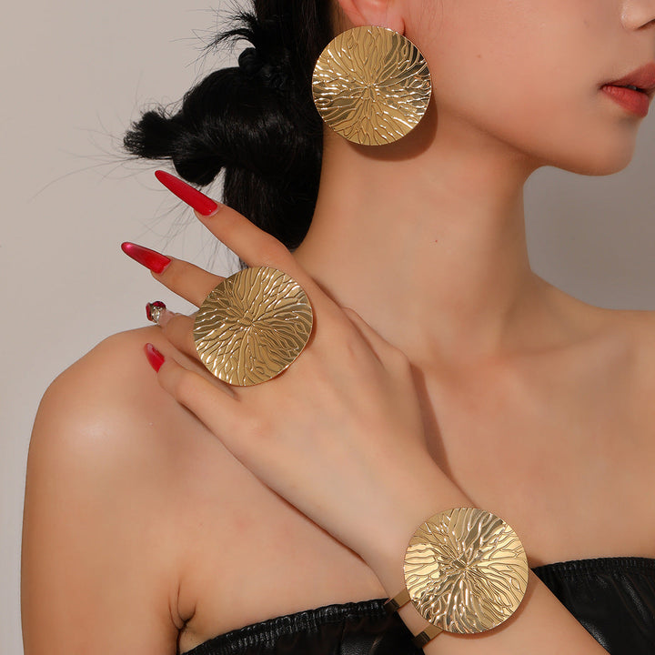 Ladies cuff bracelet with luxurious relief design Nin Boutique