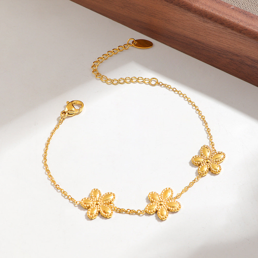 Ladies delicate anklet with filigree floral elements Nin Boutique