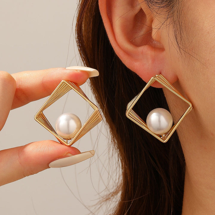 Women's earrings with elegant pearl and geometric shape Nin Boutique