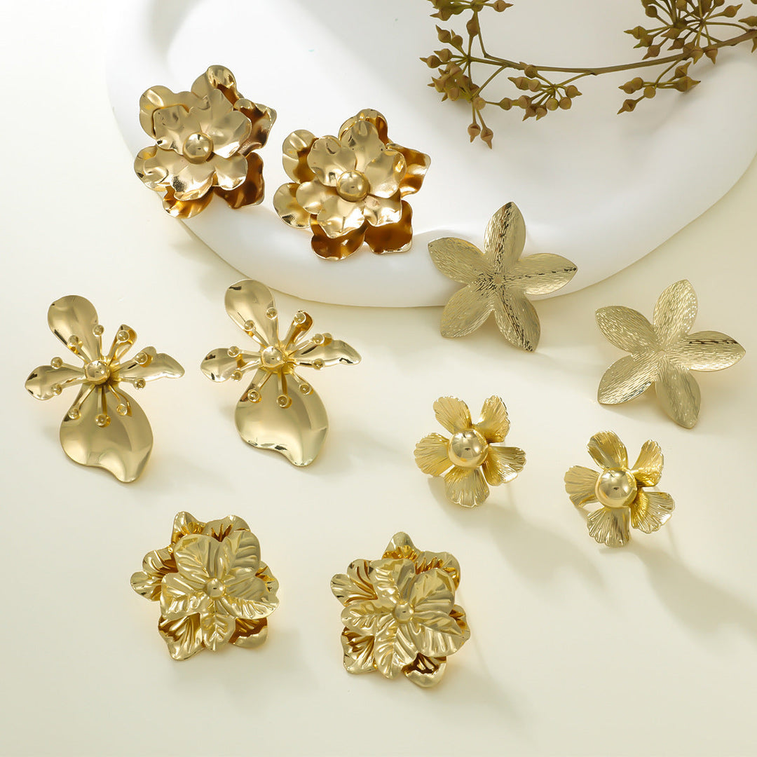 Ladies earrings in luxurious floral design with artificial pearls Nin Boutique