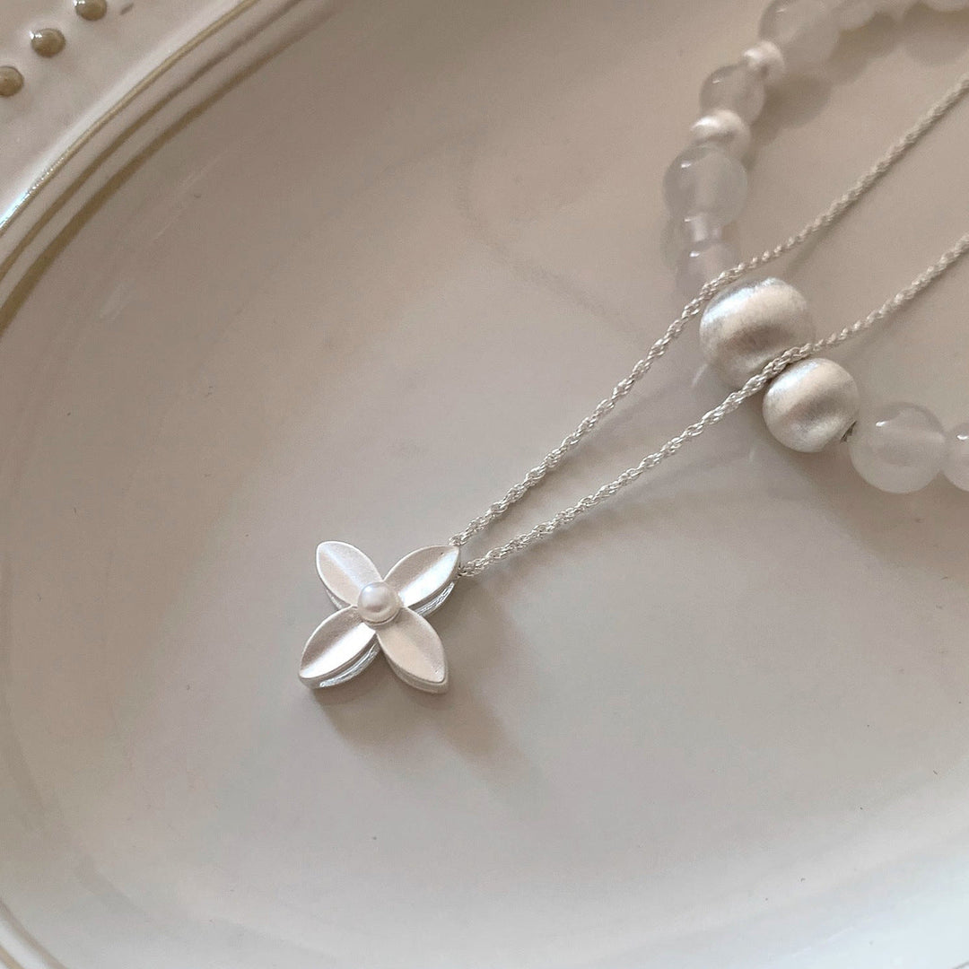 Women's necklace with elegant, floral pendant and fine link chain Nin Boutique