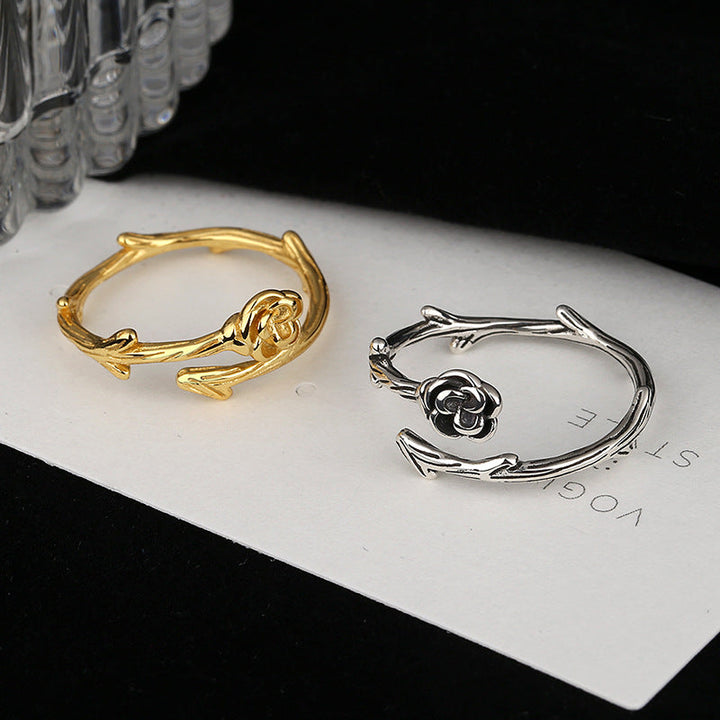 Ladies ring with floral details and curved design Nin Boutique