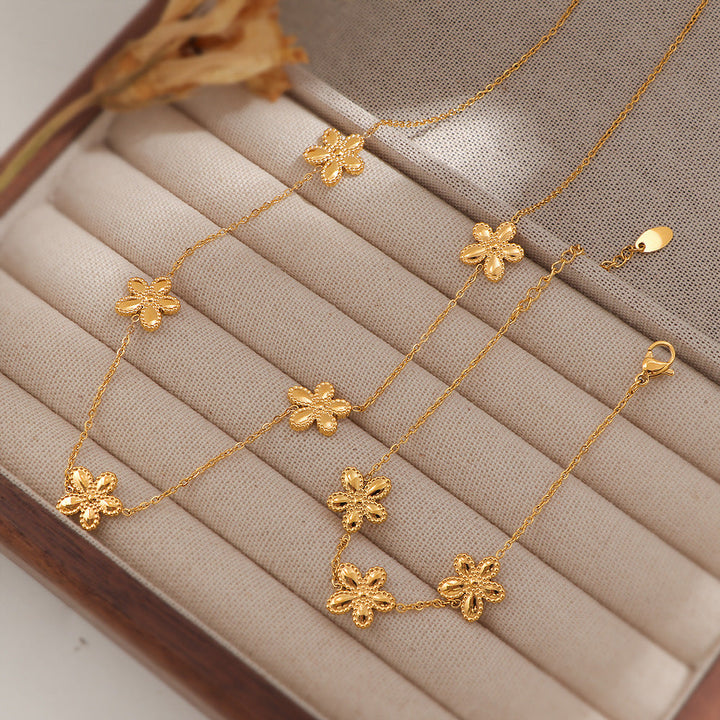Ladies delicate anklet with filigree floral elements Nin Boutique