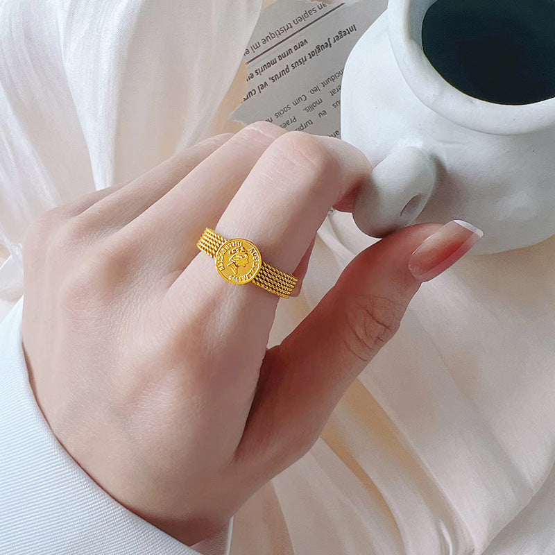 Women's ring with prominent coin design and net-like band Nin Boutique