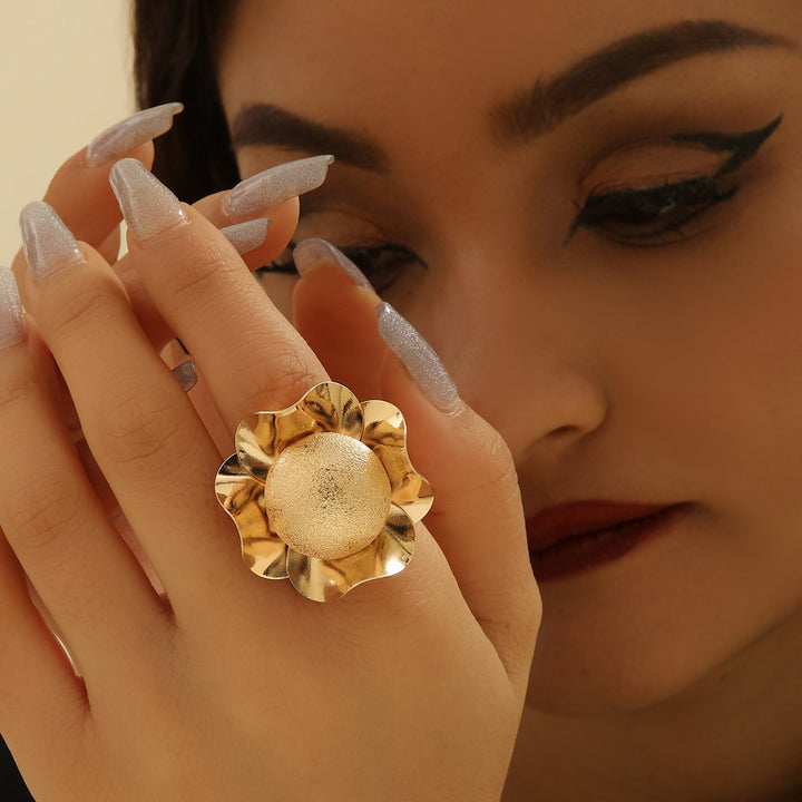 Ladies ring with intricate floral design Nin Boutique