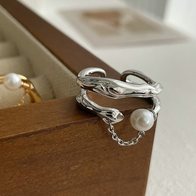 Ladies modern ring with playful pearl design Nin Boutique