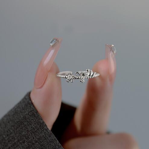 Ladies ring with filigree flower pattern and delicate zirconia Nin Boutique
