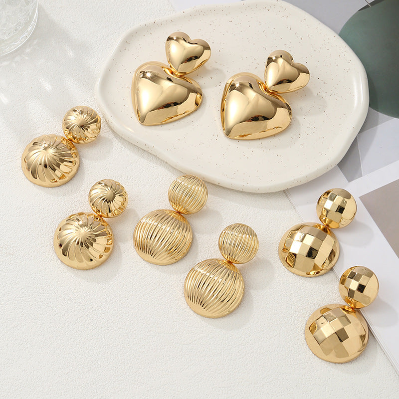 Women's stud earrings in elegant, structured gold design Nin Boutique