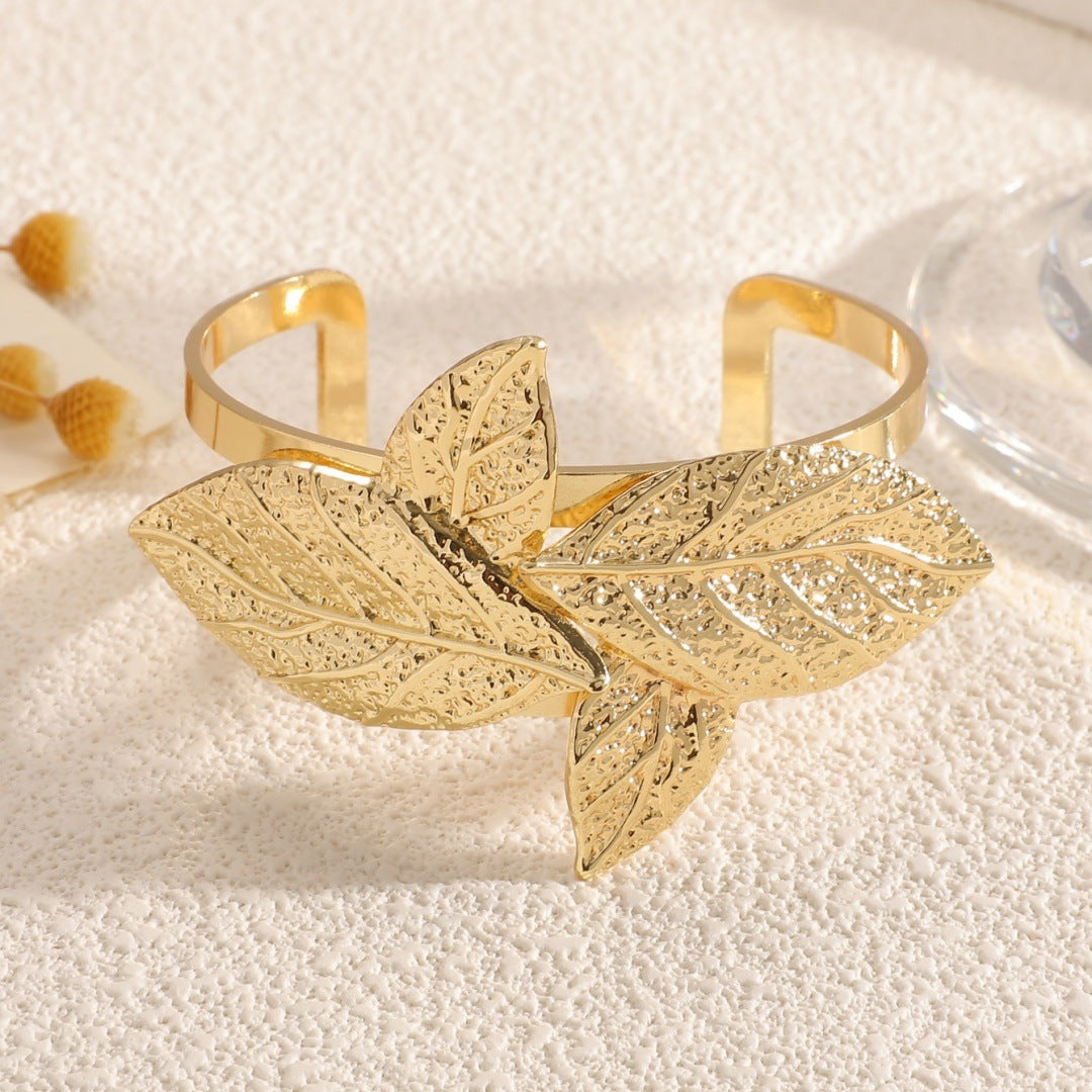 Ladies' bangle in artistic leaf motif Nin Boutique