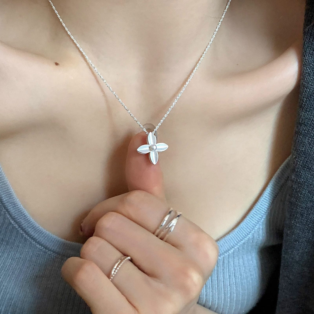 Ladies necklace with stylish flower design Nin Boutique