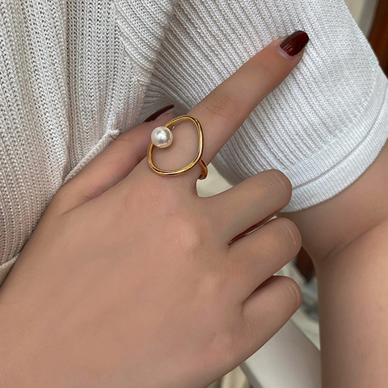 Ladies ring with stylish pearl design and curved frame Nin Boutique