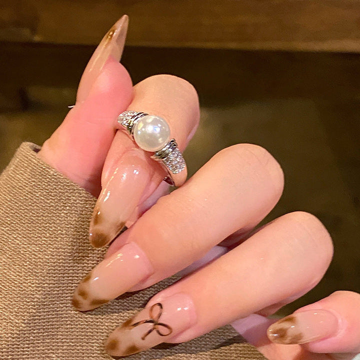 Women's elegant ring with shiny pearl and sparkling details Nin Boutique