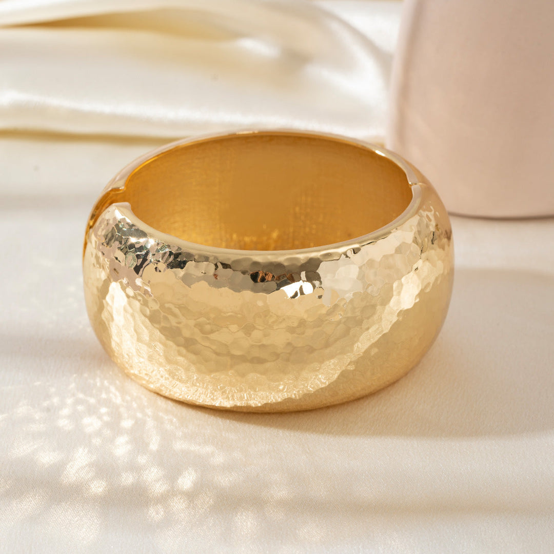 Ladies' bangle with elegant, curved design Nin Boutique