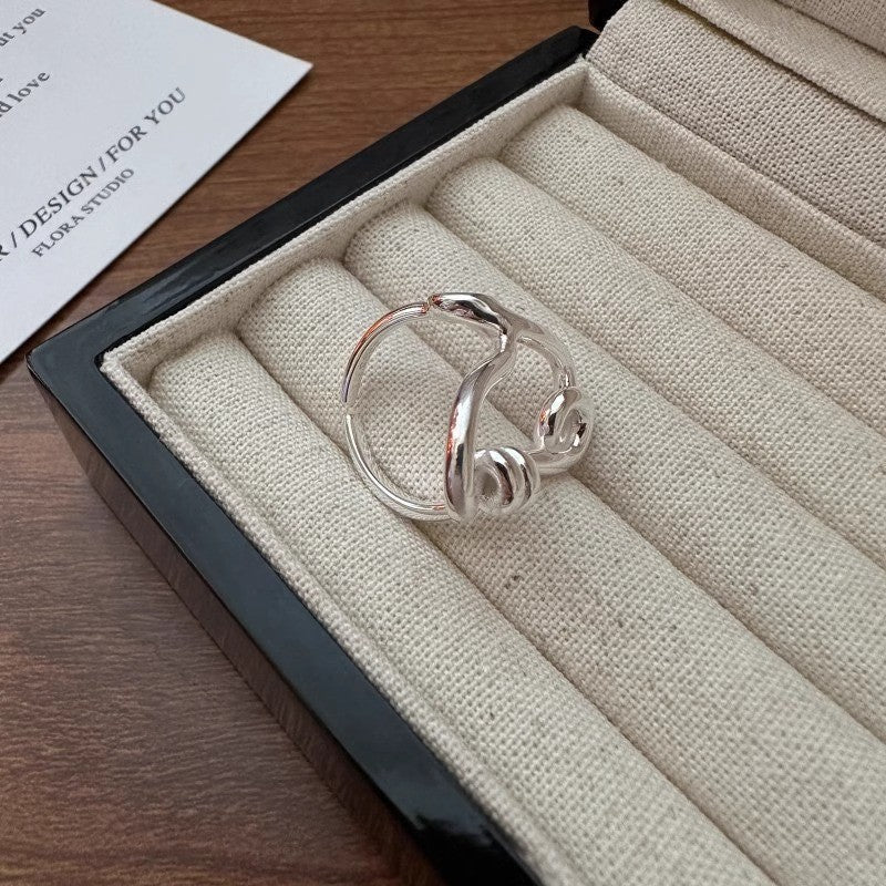 Women's ring with unique flowing design Nin Boutique