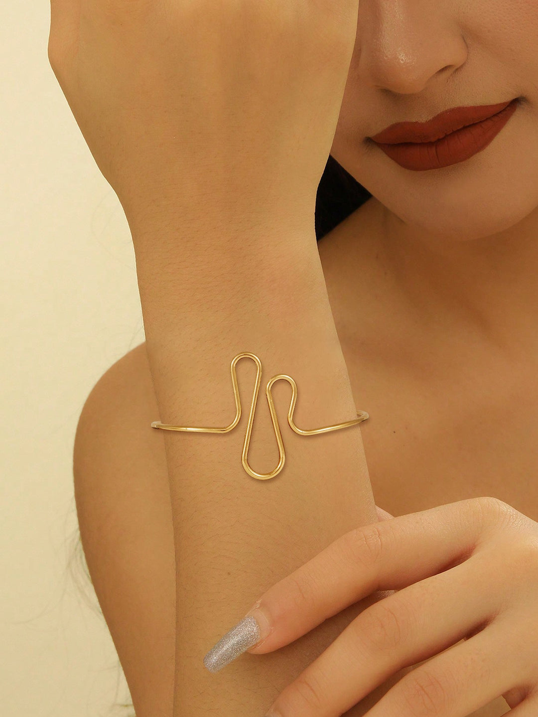 Women's bangle in modern wave pattern Nin Boutique