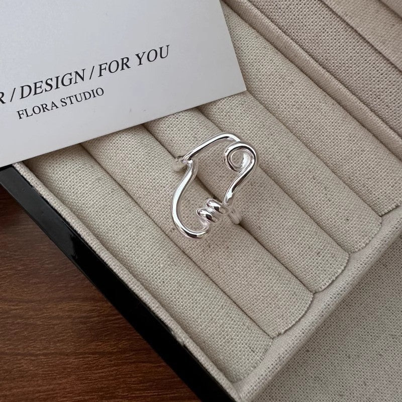 Women's ring with unique flowing design Nin Boutique