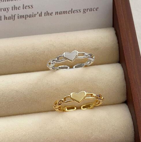 Women's ring with heart-shaped design and delicate link structure Nin Boutique