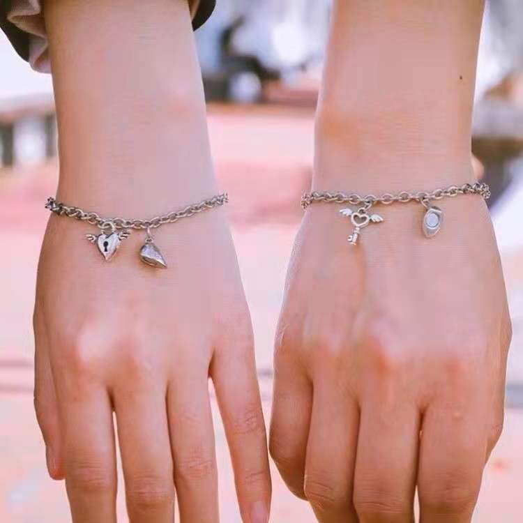 Women's ankle bracelet with heart-shaped charms and playful design Nin Boutique
