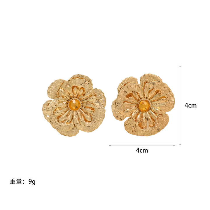 Women's stud earrings in artistic floral relief Nin Boutique