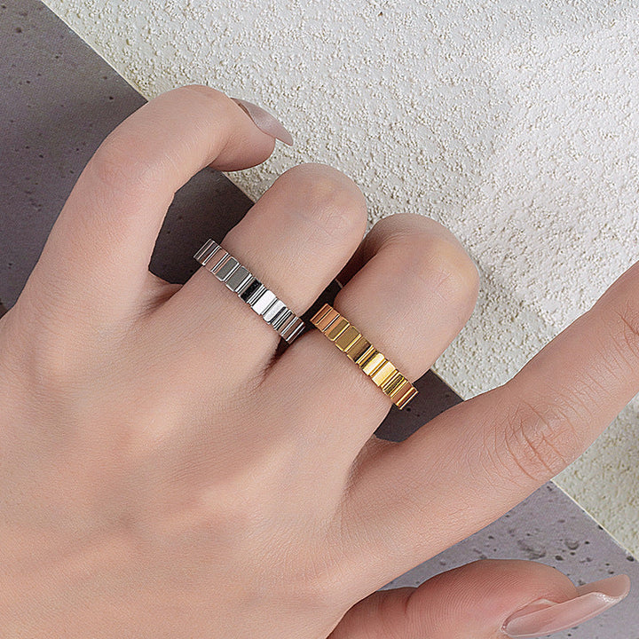 Women's ring with textured edge design Nin Boutique