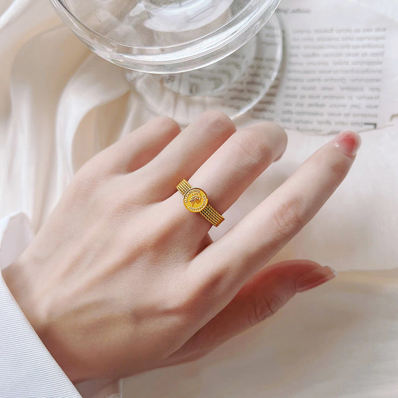 Women's ring with prominent coin design and net-like band Nin Boutique