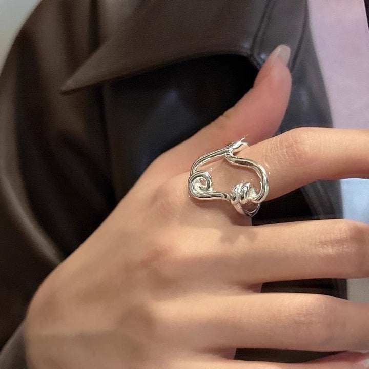 Women's ring with unique flowing design Nin Boutique