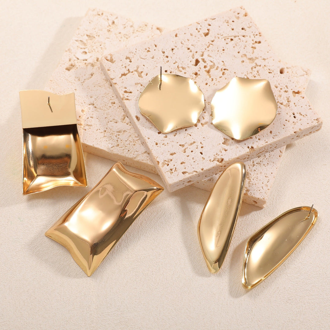 Ladies earrings with luxurious, curved design Nin Boutique