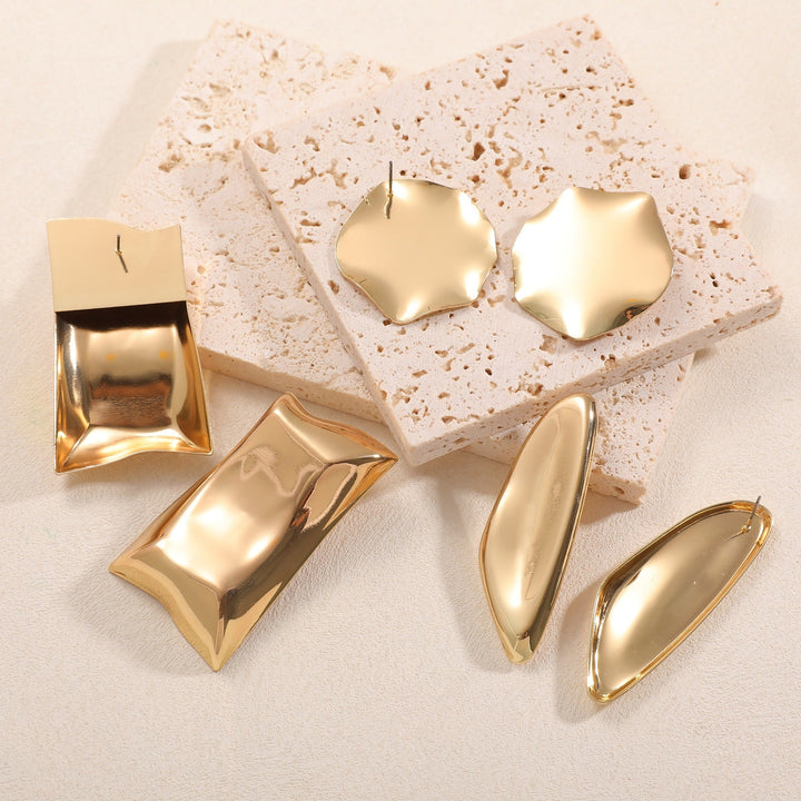 Ladies earrings with luxurious, curved design Nin Boutique