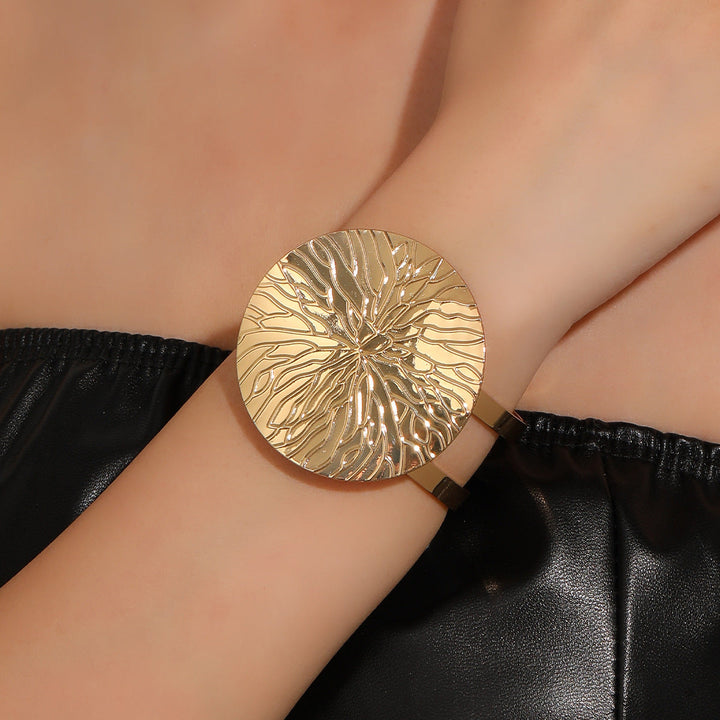 Ladies cuff bracelet with luxurious relief design Nin Boutique