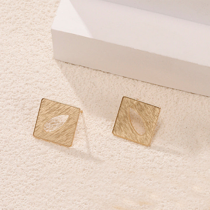 Ladies' earrings in modern sculptural design Nin Boutique