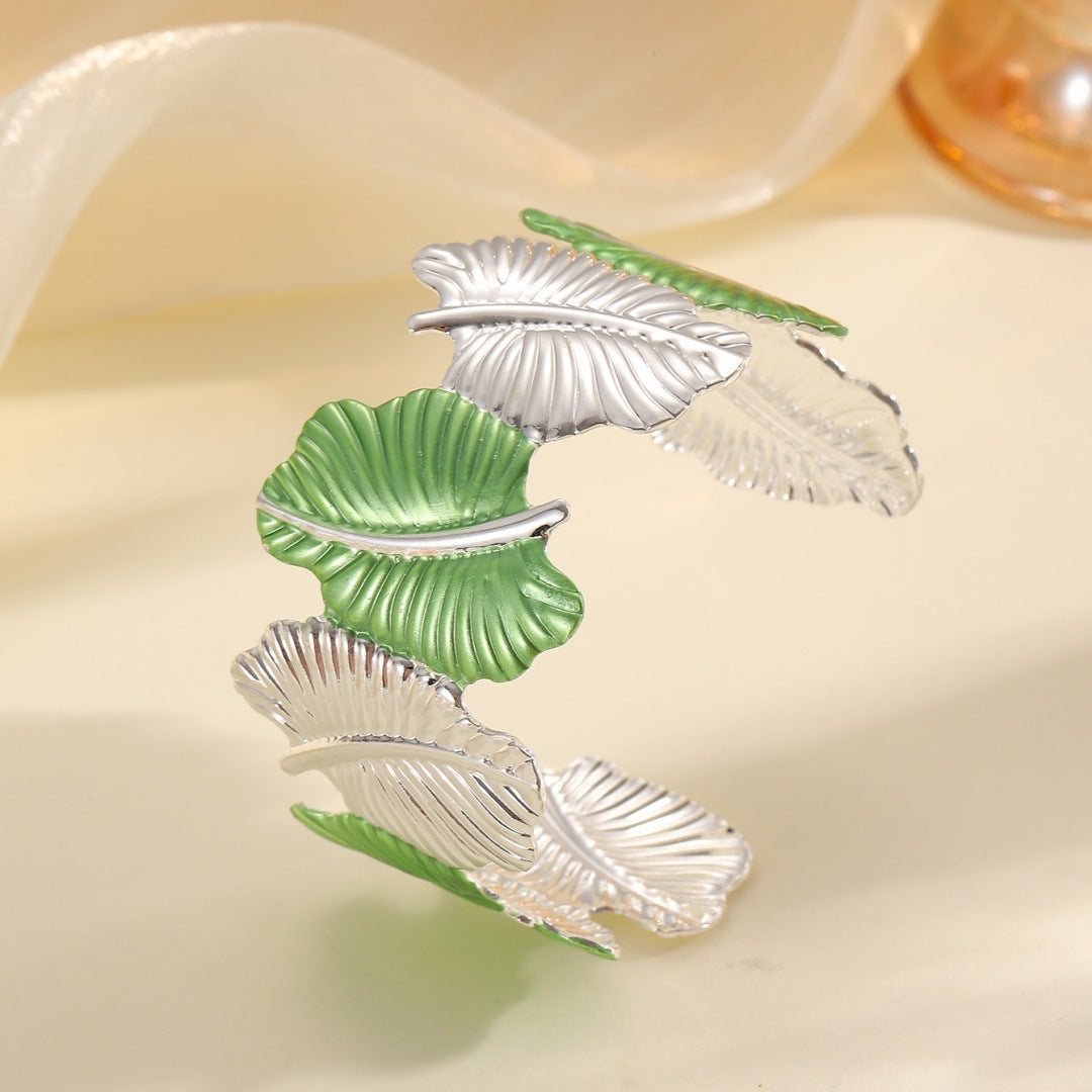 Women's bracelet with intricate leaf design Nin Boutique