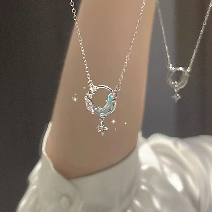 Women’s necklace with moon-shaped design Nin Boutique